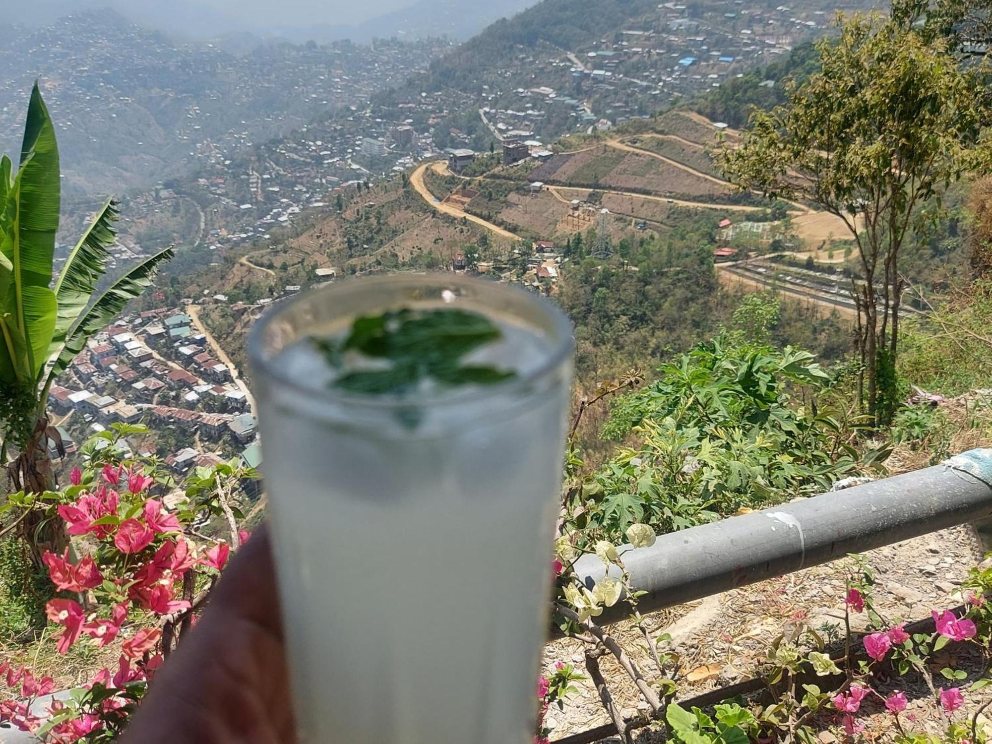 Giftland Homestay Āīzawl Buitenkant foto
